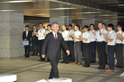 写真:松本国家公安委員会委員長の初登庁